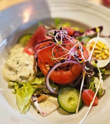 Salade tomate farcie et œuf mimosa